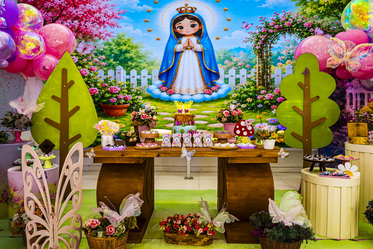 Mesa principal da festa com bolo temático e arranjos florais, decoração de aniversário no Lá Vem o Sol, Alphaville.