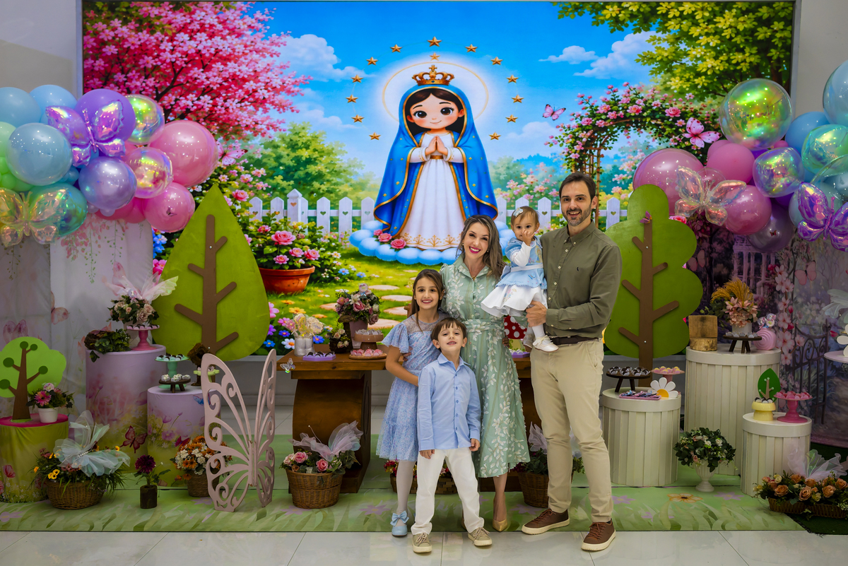 Família reunida em frente ao cenário decorado de aniversário, celebrando momento especial no Lá Vem o Sol.