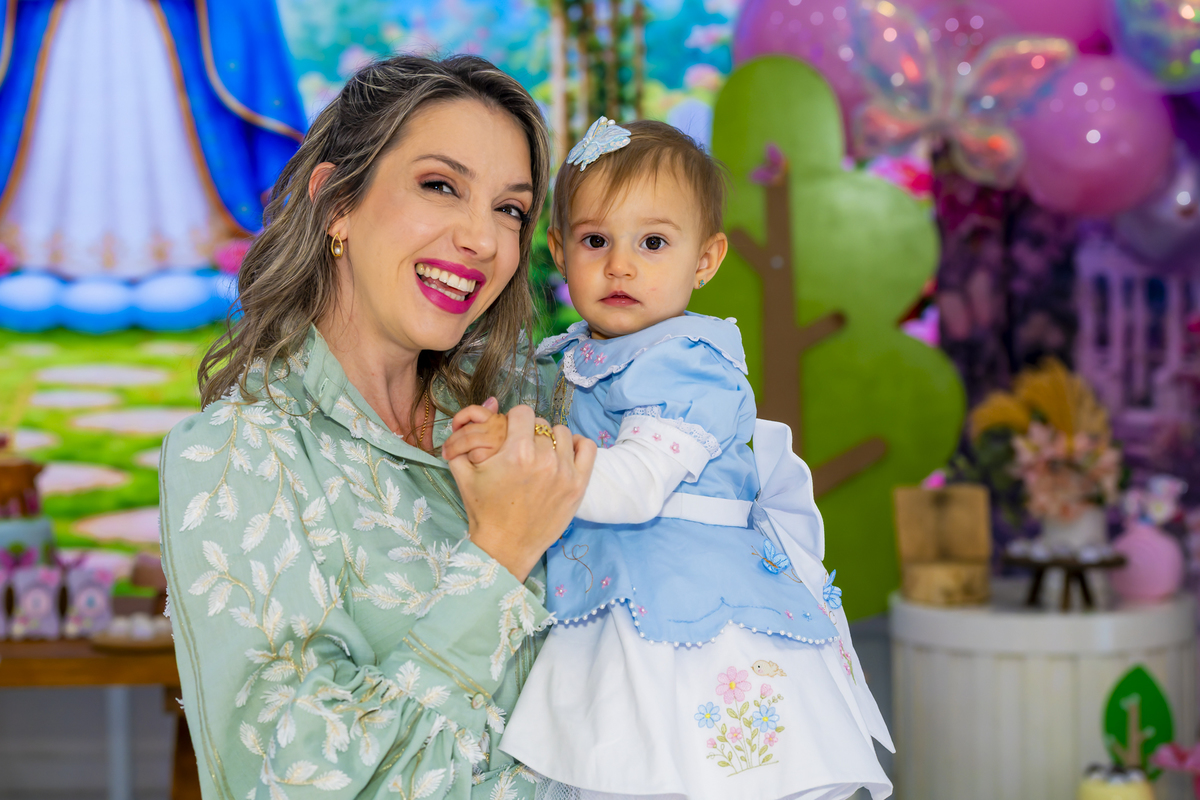 Retrato afetuoso entre mãe e filha durante a festa de aniversário no Lá Vem o Sol.