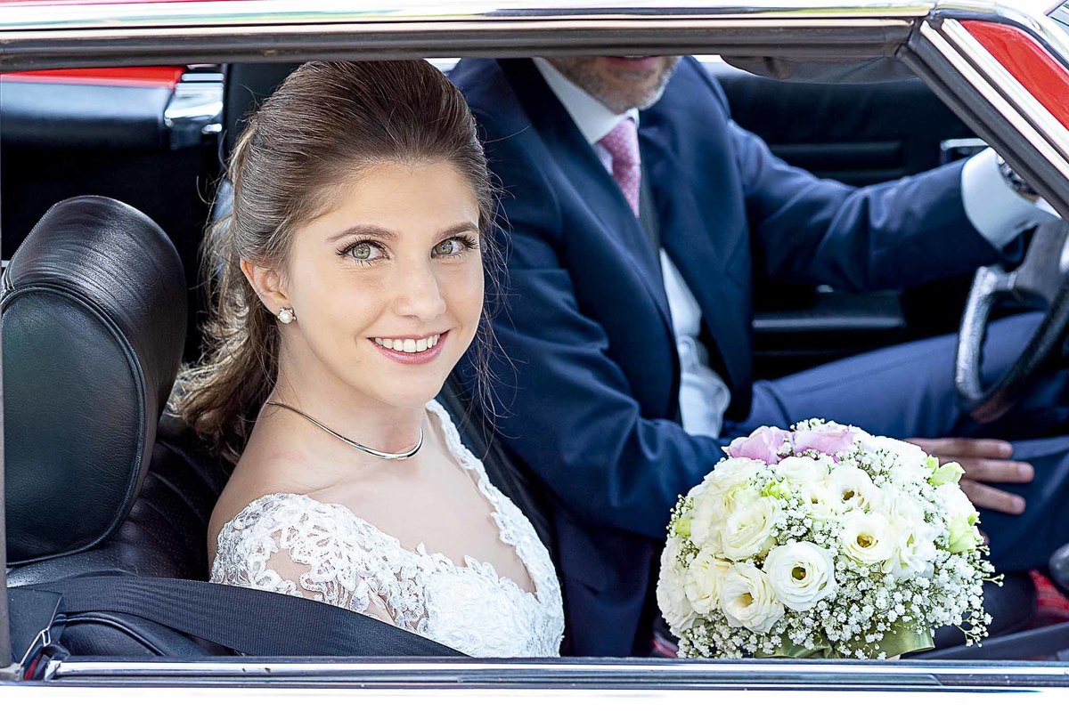 Fotografia de casamento em alphaville no edifício Vogue Alphaville Noiva com buquê dentro do carro