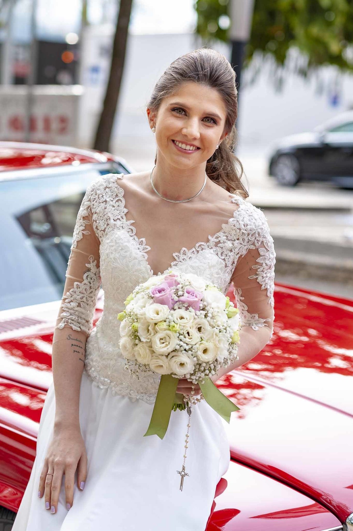 Fotografia de casamento em alphaville no edifício Vogue Alphaville Noiva com buquê junto do carro