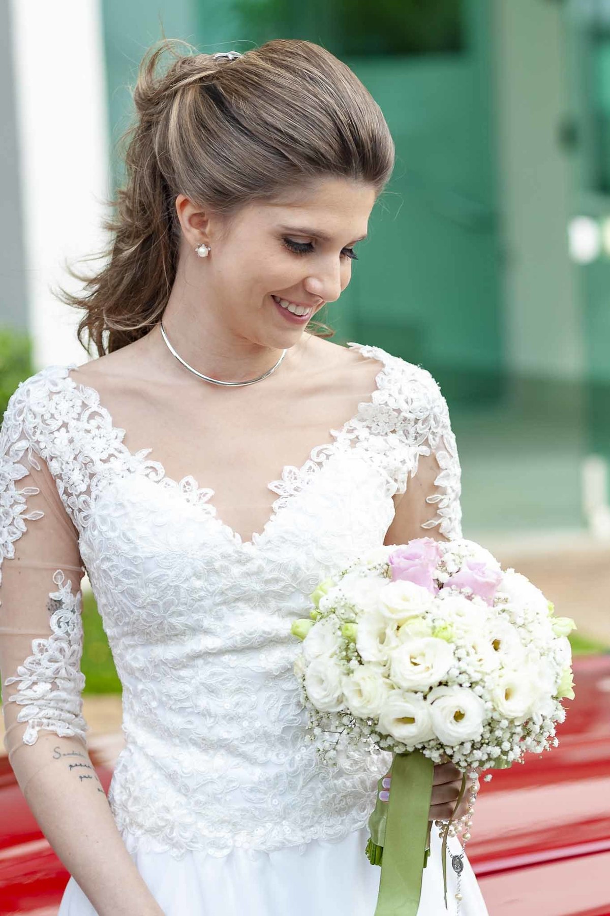 Fotografia de casamento em alphaville no edifício Vogue Alphaville Noiva olhando para o buquê