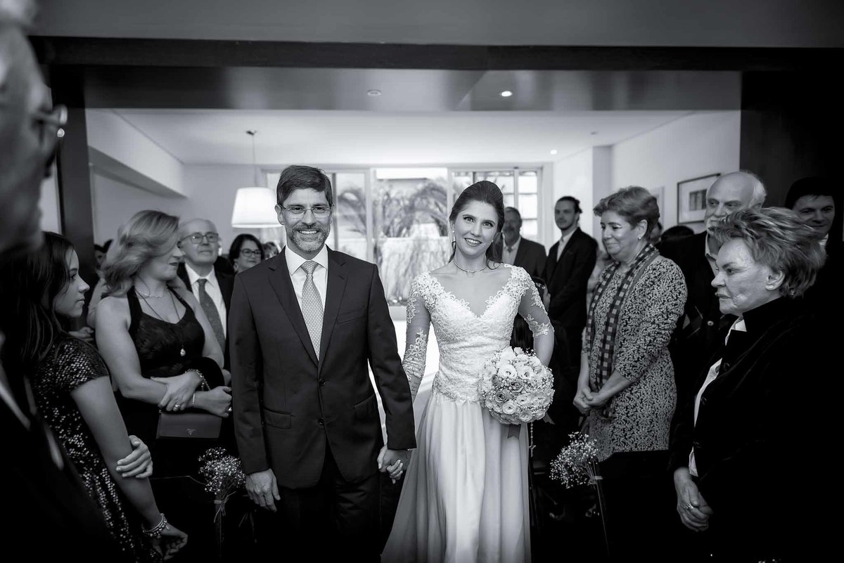 Fotografia de casamento em alphaville no edifício Vogue Alphaville Noiva entrando com o pai