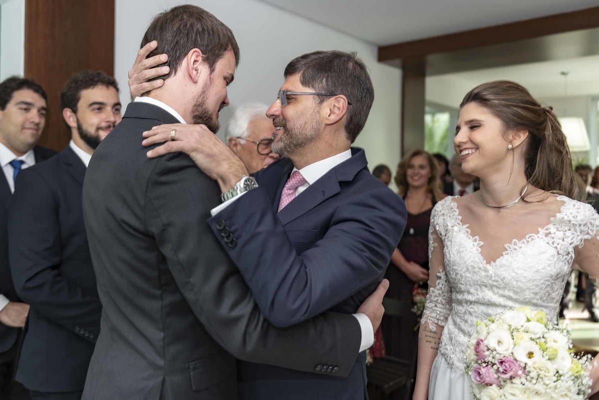 Fotografia de casamento em alphaville no edifício Vogue Alphaville pai cumprimentando o noivo