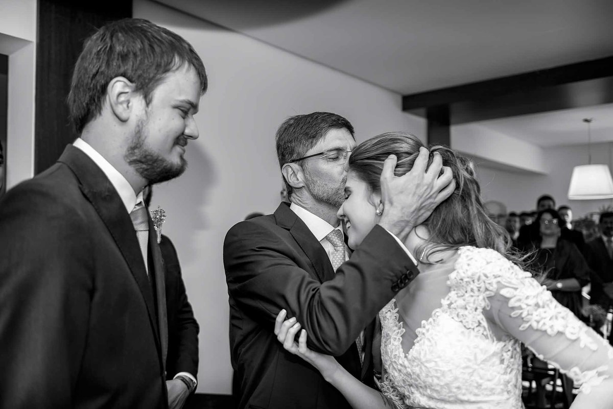 Fotografia de casamento em alphaville no edifício Vogue Alphaville Pai dando o beijo na filha