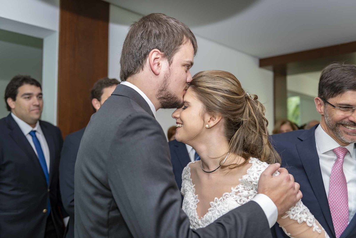 Fotografia de casamento em alphaville no edifício Vogue Alphaville noivo dando beijo na testa da noiva