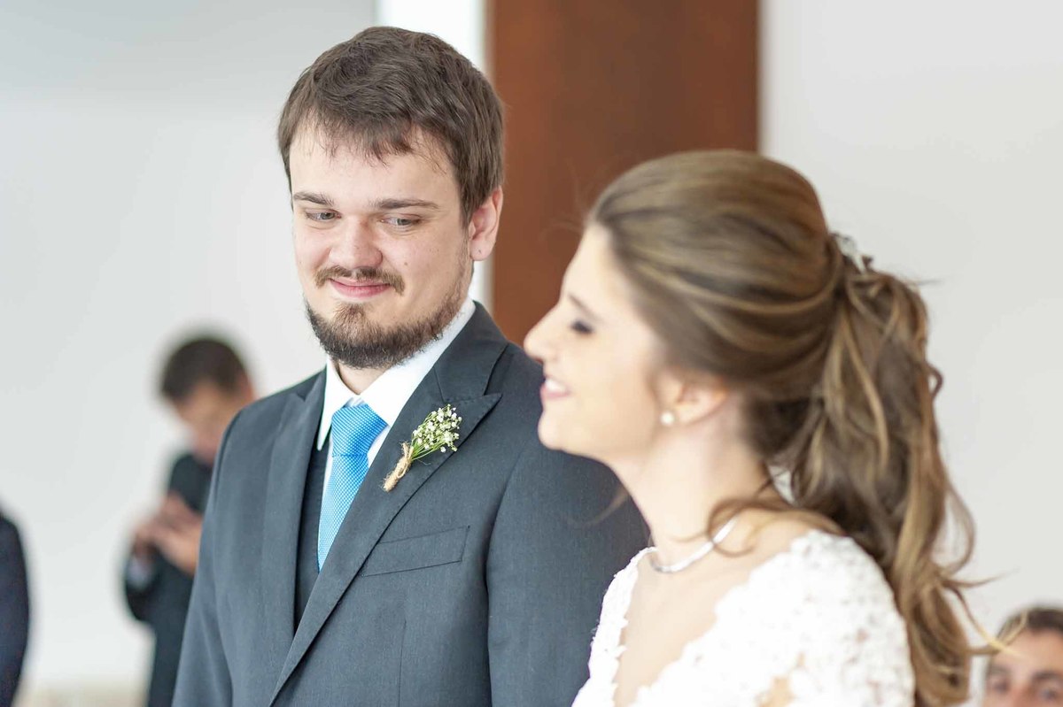 Fotografia de casamento em alphaville no edifício Vogue Alphaville noivos se olhando