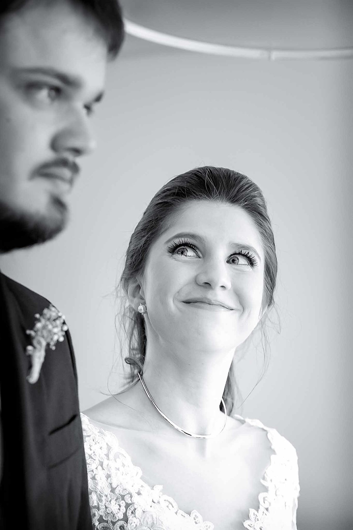 Fotografia de casamento em alphaville no edifício Vogue Alphaville noiva olhando para o noivo