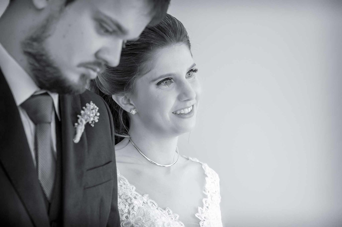 Fotografia de casamento em alphaville no edifício Vogue Alphaville noivos pensativos