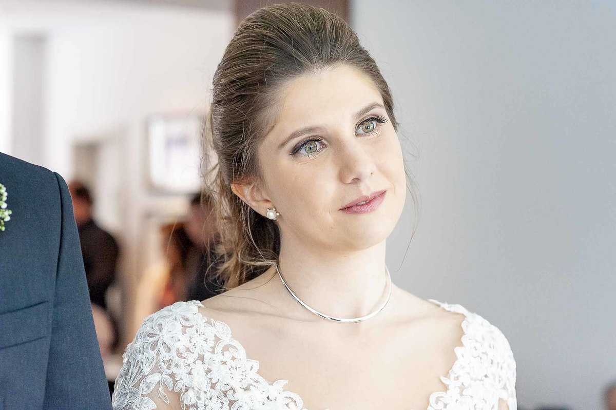 Fotografia de casamento em alphaville no edifício Vogue Alphaville noiva olhando para o celebrante