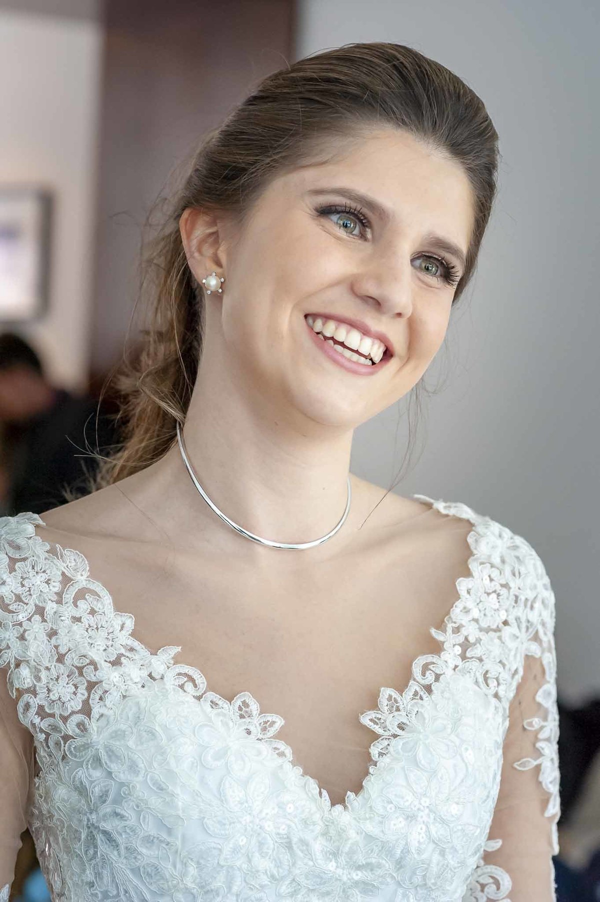 Fotografia de casamento em alphaville no edifício Vogue Alphaville noiva sorrindo para o celebrante
