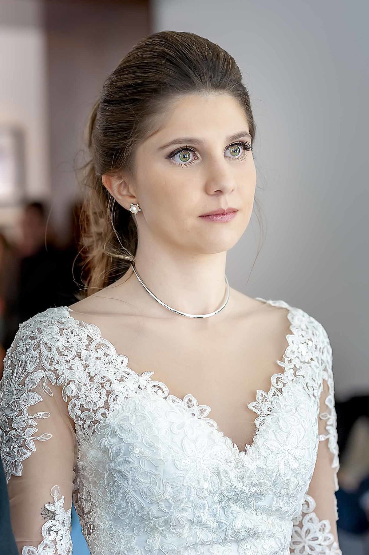 Fotografia de casamento em alphaville no edifício Vogue Alphaville noiva séria olhando para o celebrante