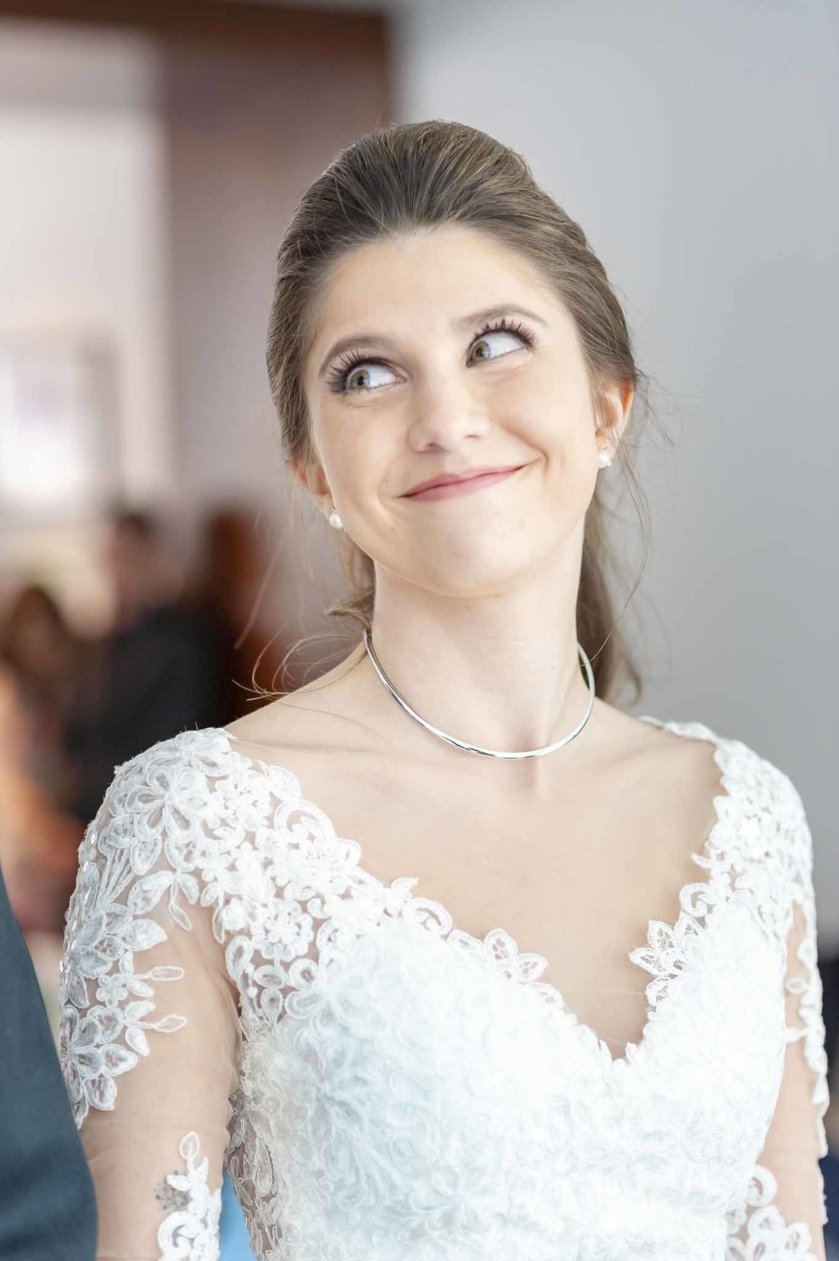 Fotografia de casamento em alphaville no edifício Vogue Alphaville Noiva sorrindo olhando para o noivo