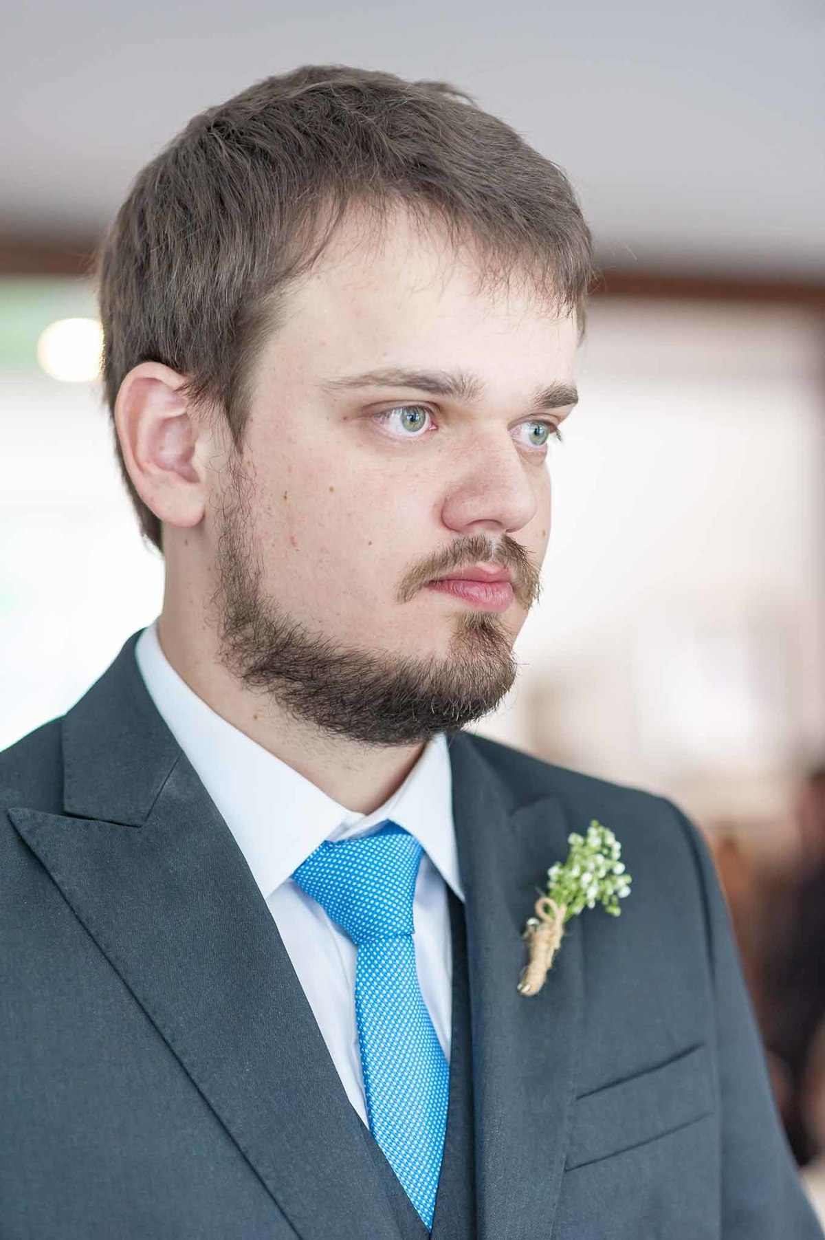 Fotografia de casamento em alphaville no edifício Vogue Alphaville noivo olhando profundamente pensativo