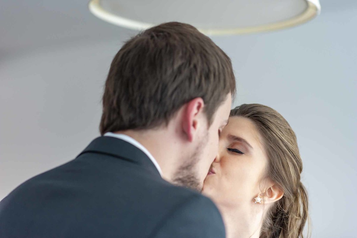 Fotografia de casamento em alphaville no edifício Vogue Alphaville noivos se beijando