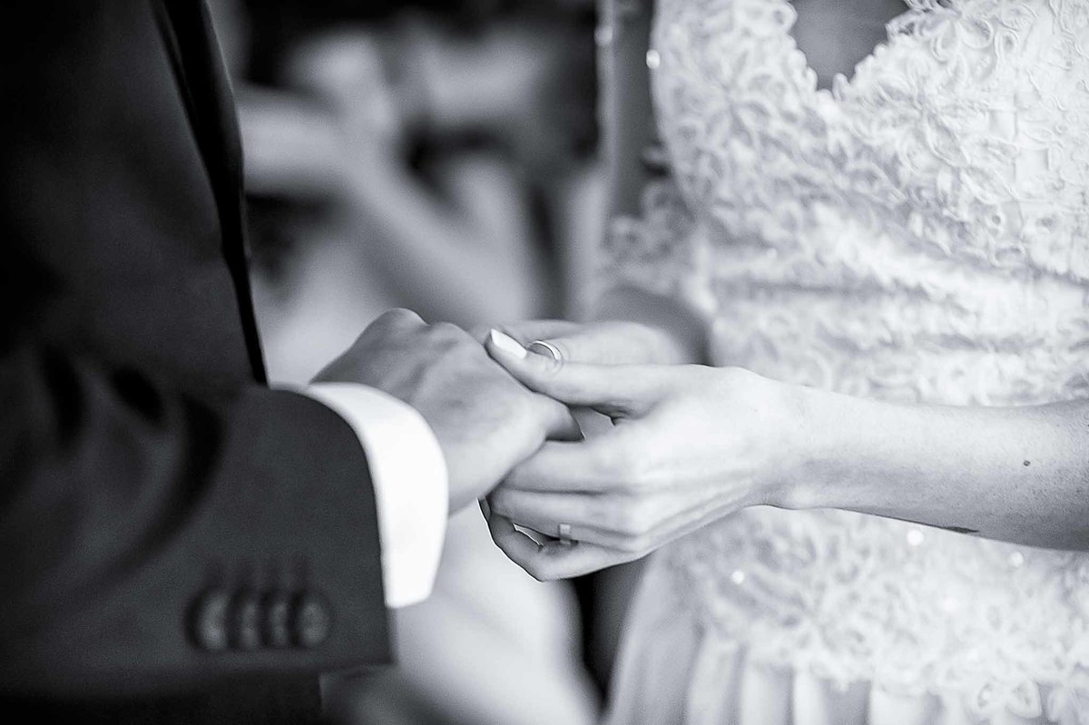 Fotografia de casamento em alphaville no edifício Vogue Alphaville noiva colocando a aliança no dedo do noivo