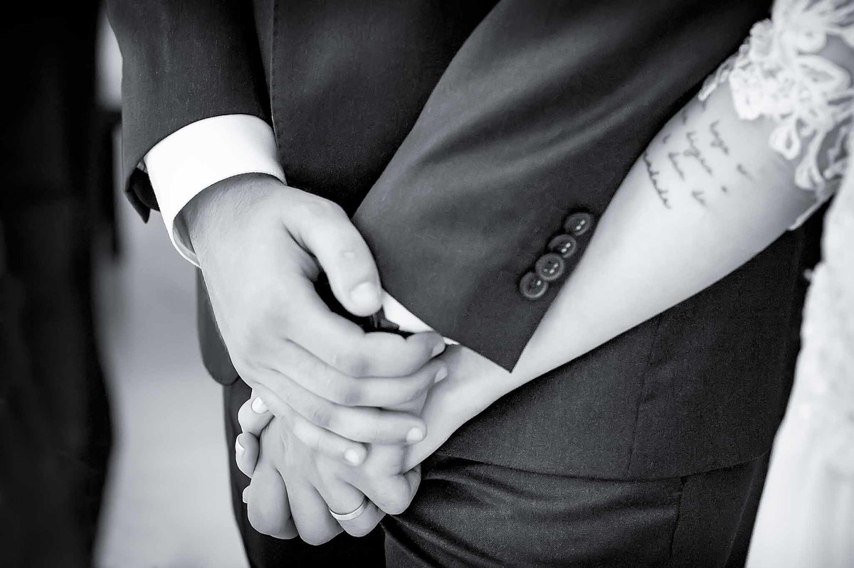 Fotografia de casamento em alphaville no edifício Vogue Alphaville noivos com mãos dadas