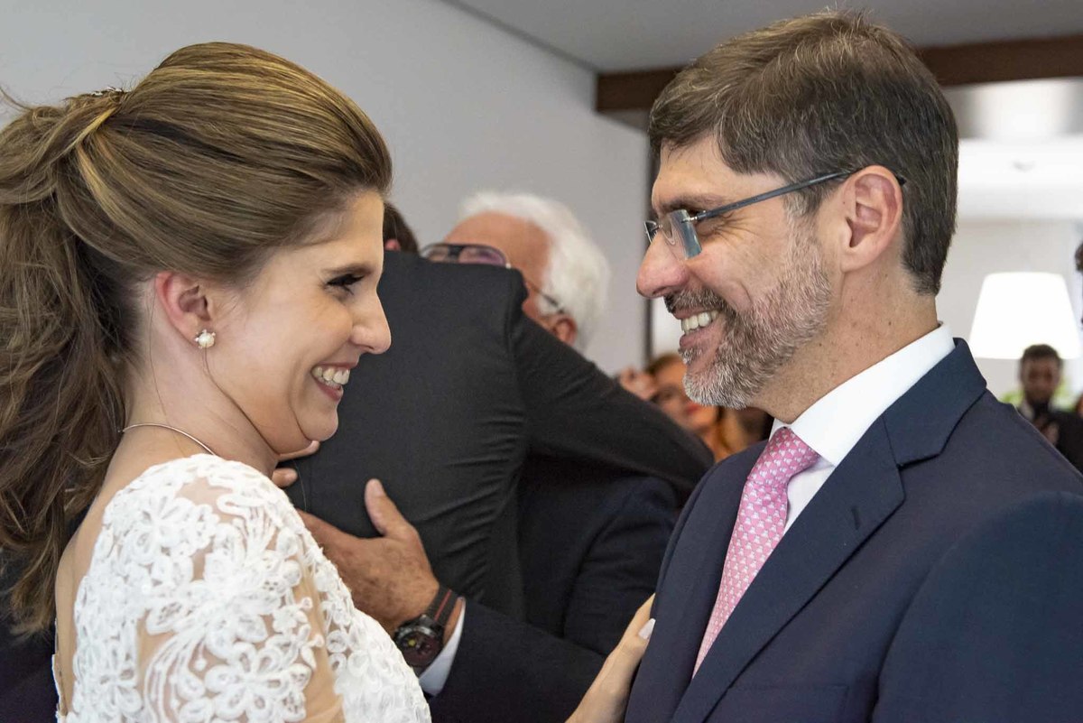 Fotografia de casamento em alphaville no edifício Vogue Alphaville noiva olhando para o pai