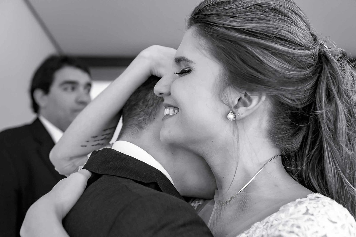 Fotografia de casamento em alphaville no edifício Vogue Alphaville noiva abraçando o irmão