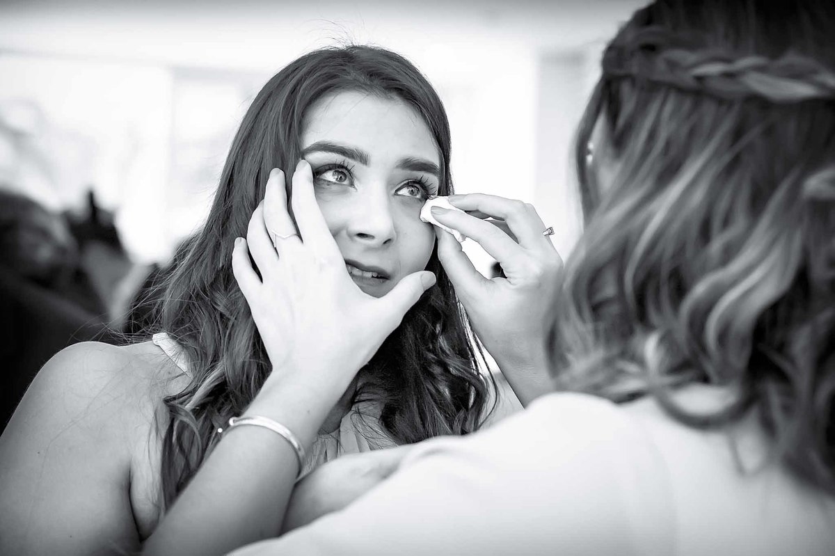 Fotografia de casamento em alphaville no edifício Vogue Alphaville limpando as lágrimas da madrinha