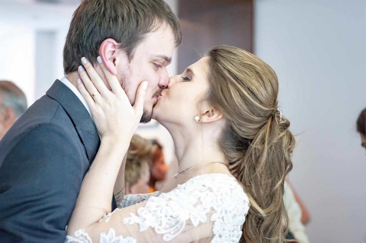 Fotografia de casamento em alphaville no edifício Vogue Alphaville noiva beijando o noivo