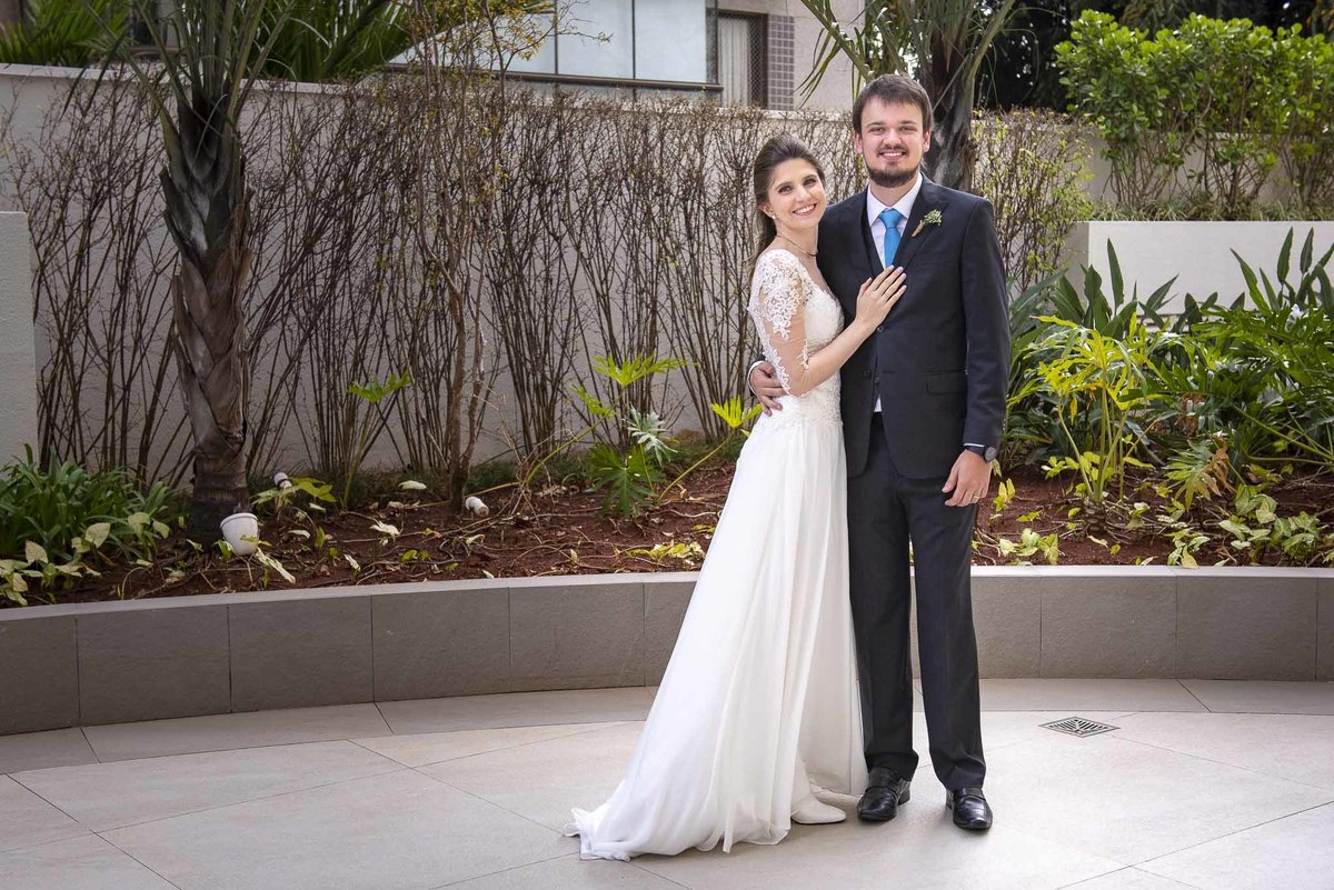 Fotografia de casamento em alphaville no edifício Vogue Alphaville noivos em pose externa