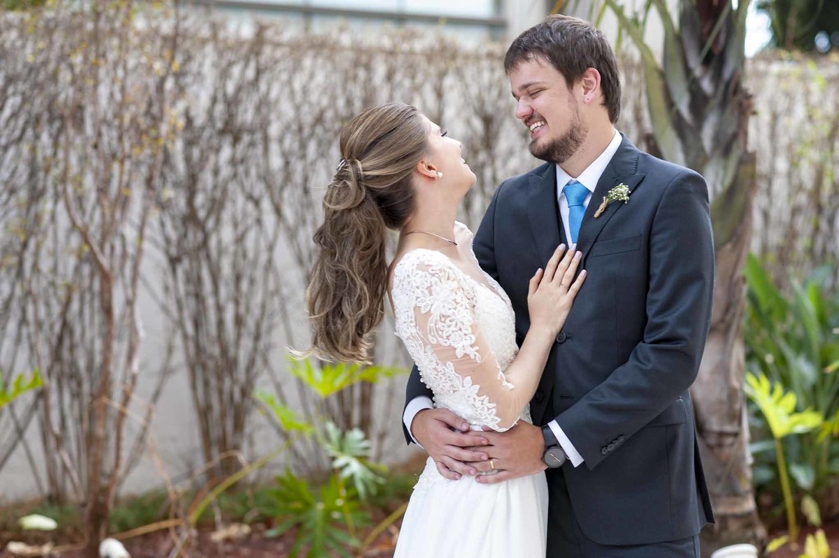 Fotografia de casamento em alphaville no edifício Vogue Alphaville noivos em pose externa se olhando