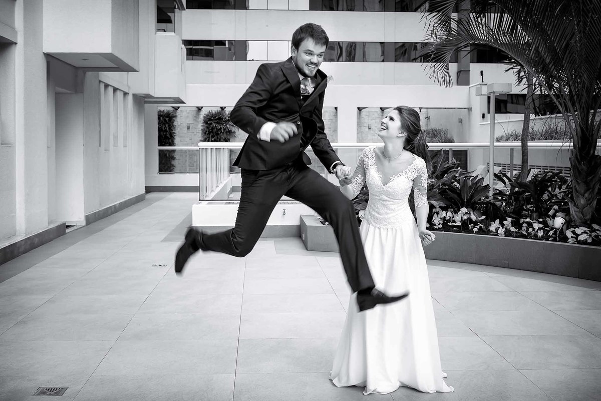 Fotografia de casamento em alphaville no edifício Vogue Alphaville noivo pulando na frente da noiva