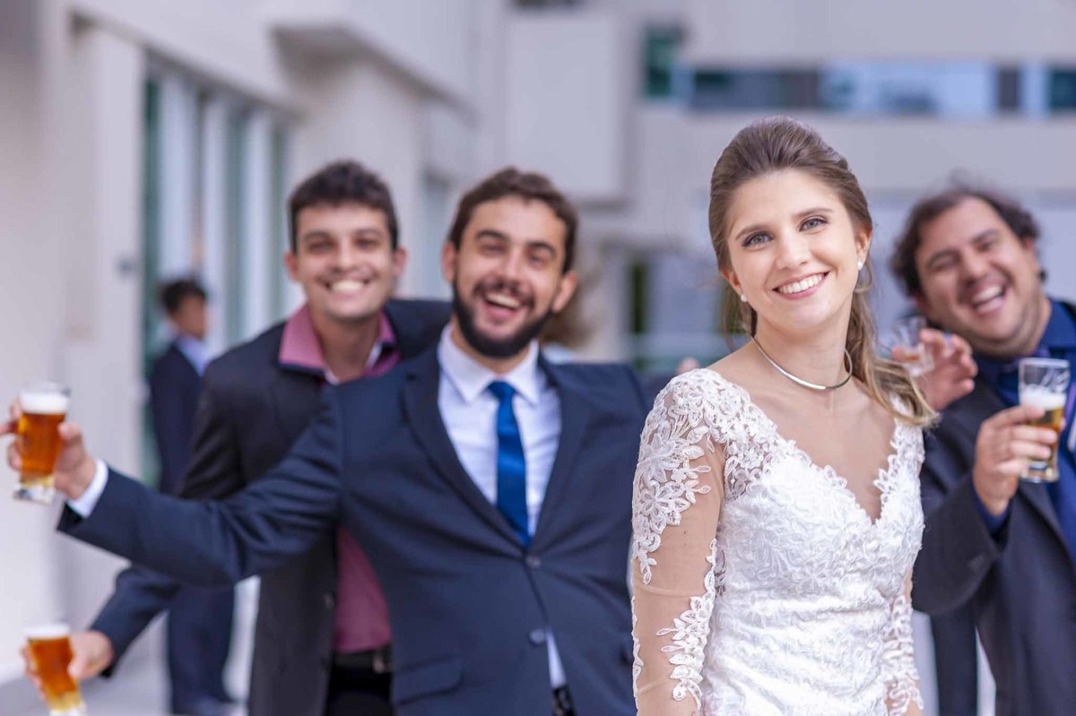 Fotografia de casamento em alphaville no edifício Vogue Alphaville noiva com os padrinhos no fundo