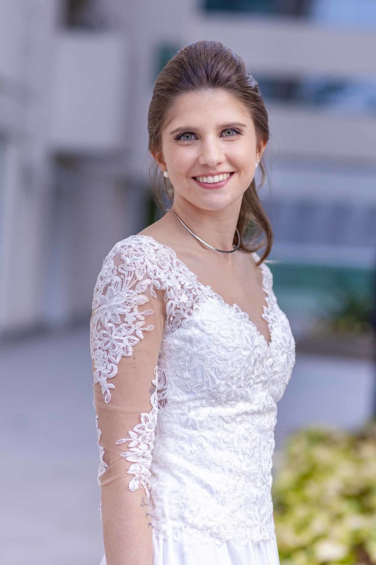 Fotografia de casamento em alphaville no edifício Vogue Alphaville retrato externo da noiva