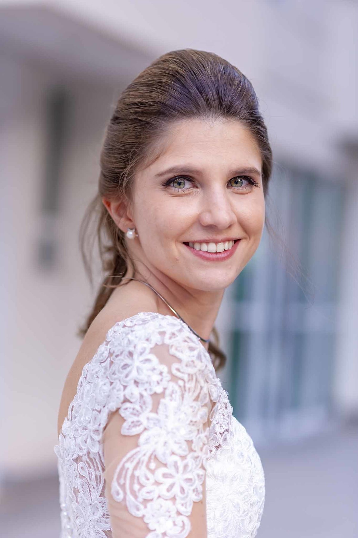 Fotografia de casamento em alphaville no edifício Vogue Alphaville retrato externo da noiva fechado