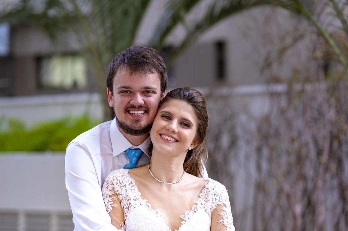 Fotografia de casamento em alphaville no edifício Vogue Alphaville noivos posando para foto