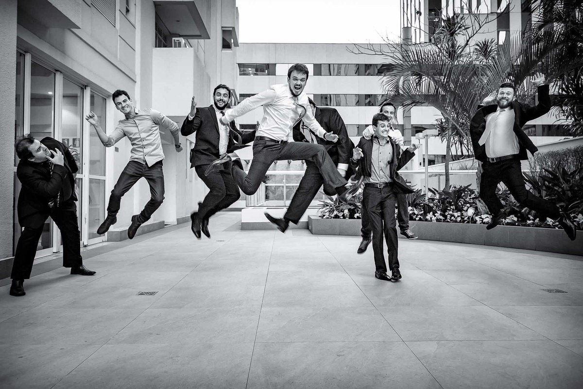 Fotografia de casamento em alphaville no edifício Vogue Alphaville noivo com padrinhos pulando