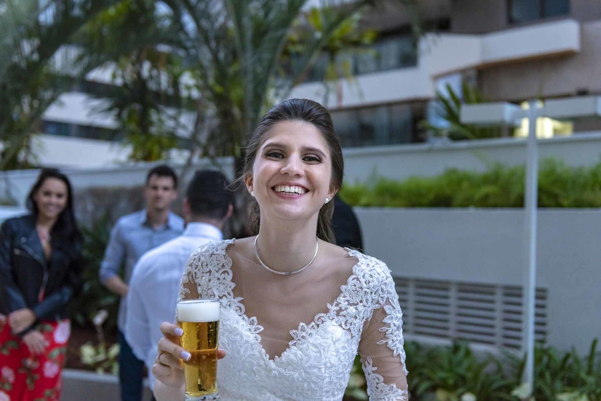 Fotografia de casamento em alphaville no edifício Vogue Alphaville noiva com copo de cerveja