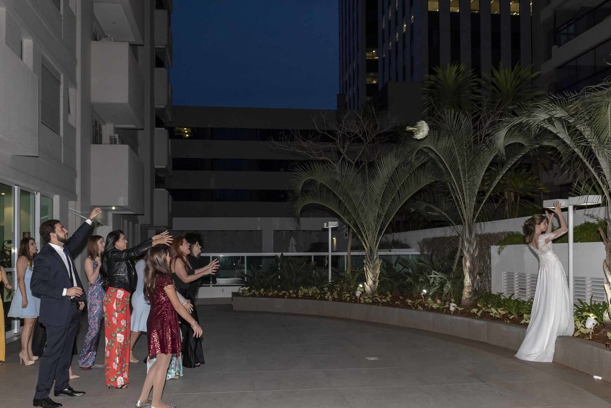 Fotografia de casamento em alphaville no edifício Vogue Alphaville noiva jogando o buquê