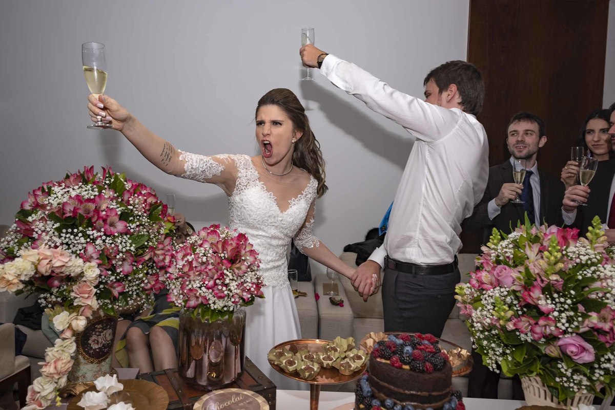 Fotografia de casamento em alphaville no edifício Vogue Alphaville noivos brindando com champanhe