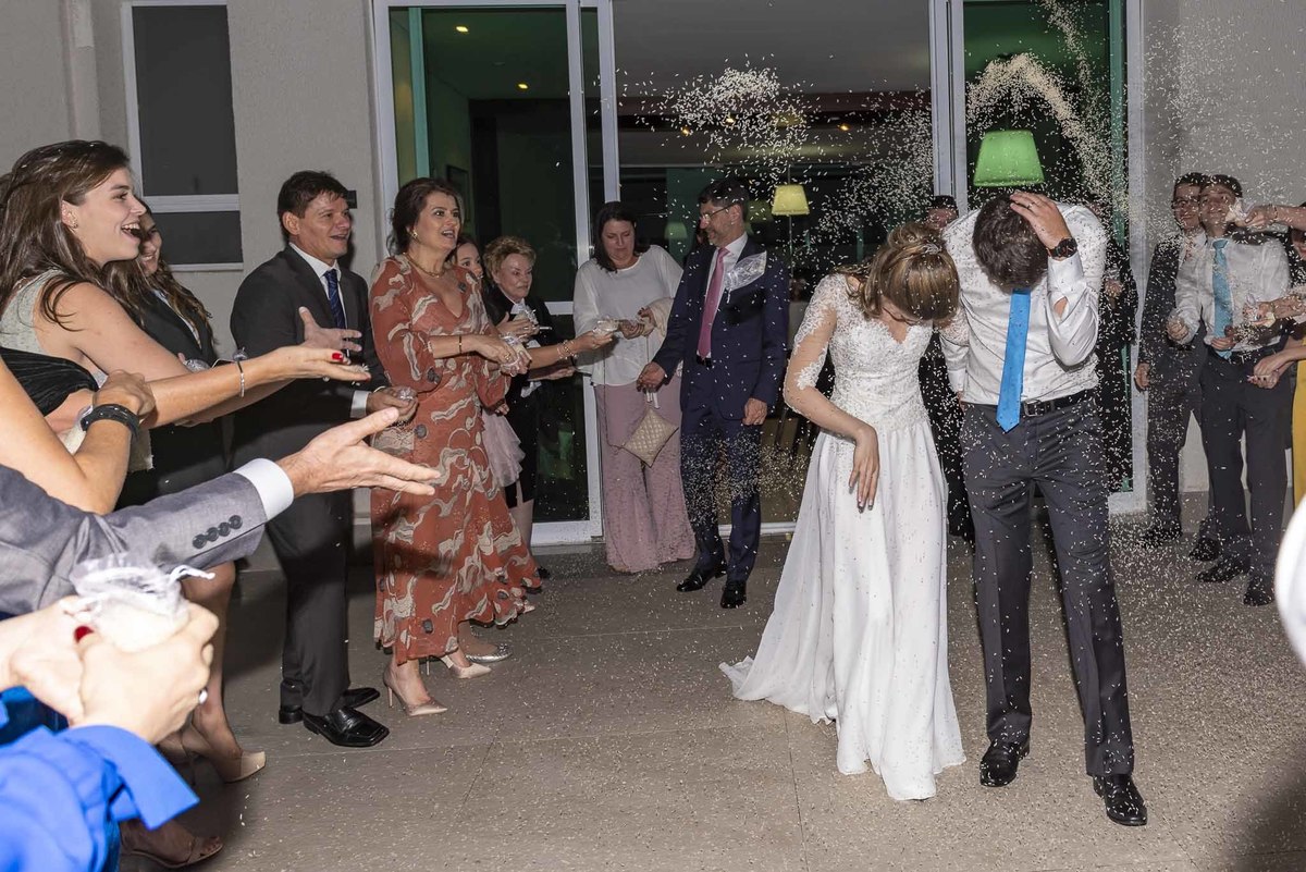 Fotografia de casamento em alphaville no edifício Vogue Alphaville foto jogando arroz nos noivos