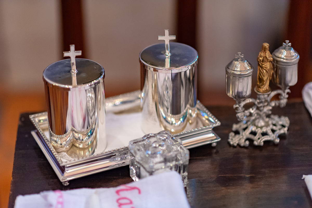 Fotografia de batizado na Igreja Nossa Senhora do Brasil. Foto  de batizado óleos do Batismo na Igreja Nossa Senhora do Brasil - São Paulo. Foto  de batizado na Igreja Nossa Senhora do Brasil. Foto  de batizado na Igreja Nossa Senhora do Brasil. Batizado 