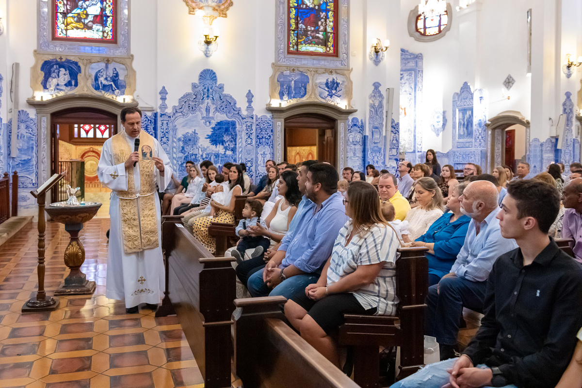 Fotografia de batizado na Igreja Nossa Senhora do Brasil. Foto  de batizado Padre no batizado na Igreja Nossa Senhora do Brasil - São Paulo. Foto  de batizado na Igreja Nossa Senhora do Brasil. Batizado igreja nossa senhora do brasil. paróquia nossa senho
