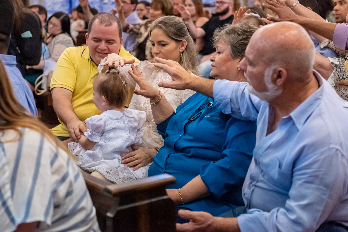 Fotografia de batizado na Igreja Nossa Senhora do Brasil. Foto  de batizado Pais e Padrinhos abençoando a criança na Igreja Nossa Senhora do Brasil - São Paulo. Foto  de batizado na Igreja Nossa Senhora do Brasil