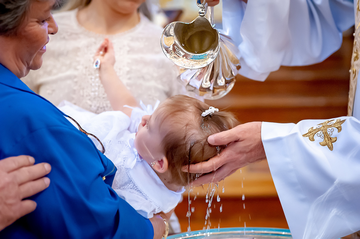 Fotografia de batizado na Igreja Nossa Senhora do Brasil. Foto  de batizado criança sendo batizada com água na Igreja Nossa Senhora do Brasil - São Paulo. Foto  de batizado na Igreja Nossa Senhora do Brasil. Batizado igreja nossa senhora do brasil. paróqu