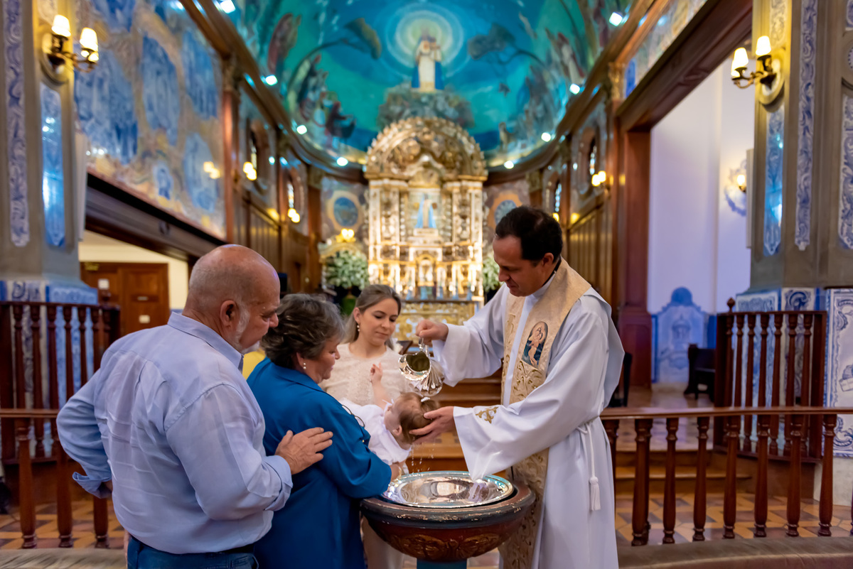 Fotografia de batizado na Igreja Nossa Senhora do Brasil. Foto  de batizado criança sendo batizada na Igreja Nossa Senhora do Brasil - São Paulo. Foto  de batizado na Igreja Nossa Senhora do Brasil. Batizado igreja nossa senhora do brasil. paróquia nossa 