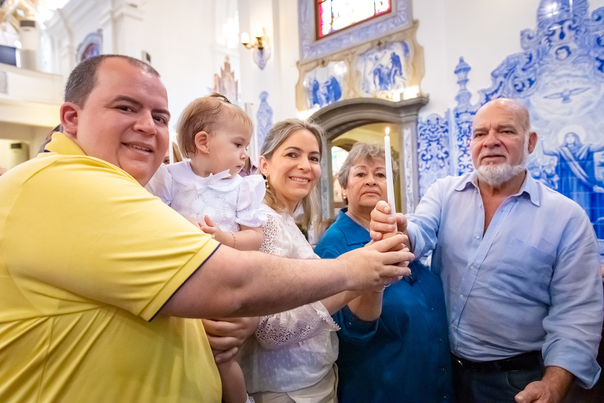 Fotografia de batizado na Igreja Nossa Senhora do Brasil. Foto  de batizado Pais e padrinho com a vela do batizado na Igreja Nossa Senhora do Brasil - São Paulo. Foto  de batizado na Igreja Nossa Senhora do Brasil. Batizado igreja nossa senhora do brasil.