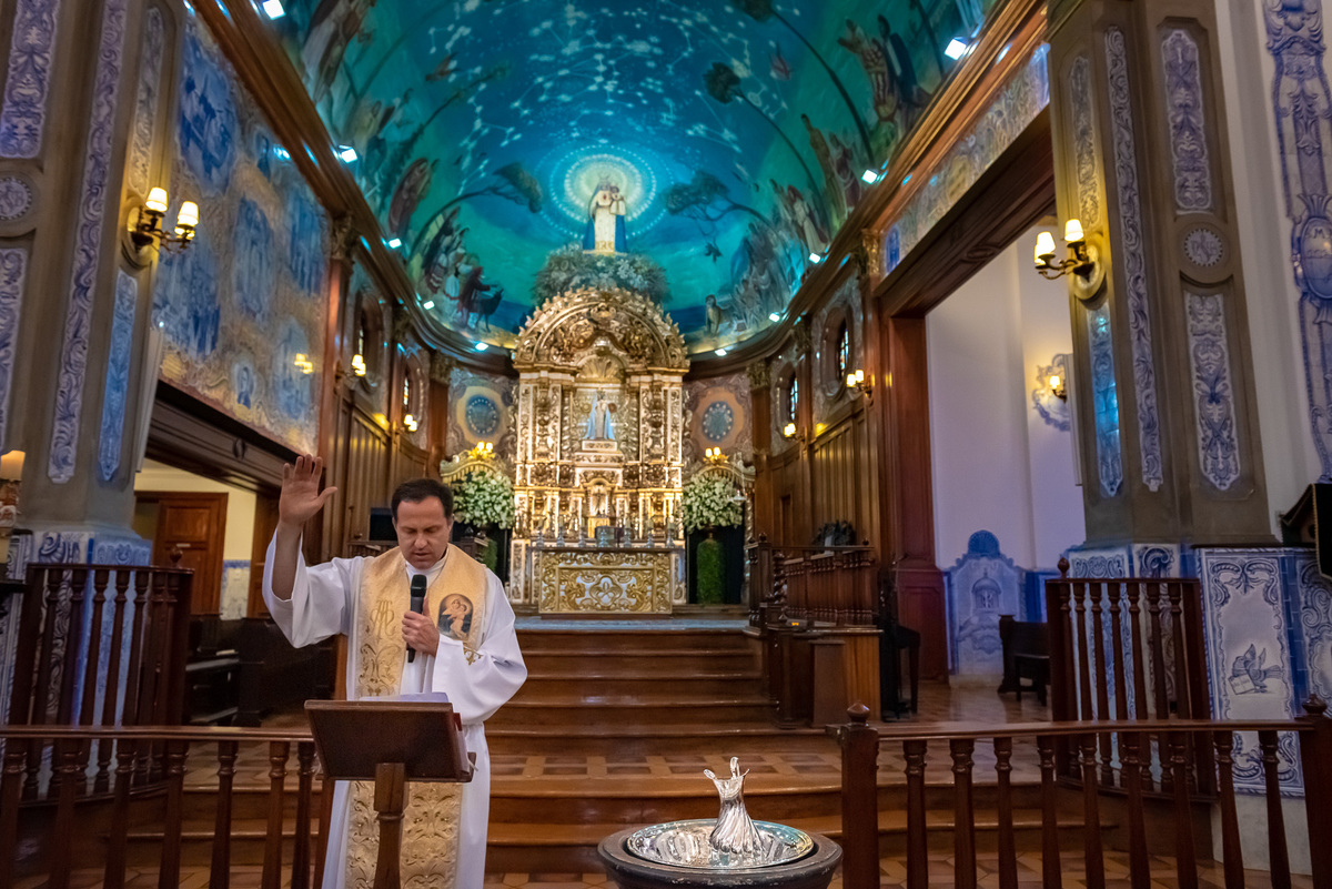 Fotografia de batizado na Igreja Nossa Senhora do Brasil. Foto  de batizado Padre em batizado na Igreja Nossa Senhora do Brasil - São Paulo. Foto  de batizado na Igreja Nossa Senhora do Brasil. Batizado igreja nossa senhora do brasil. paróquia nossa senho