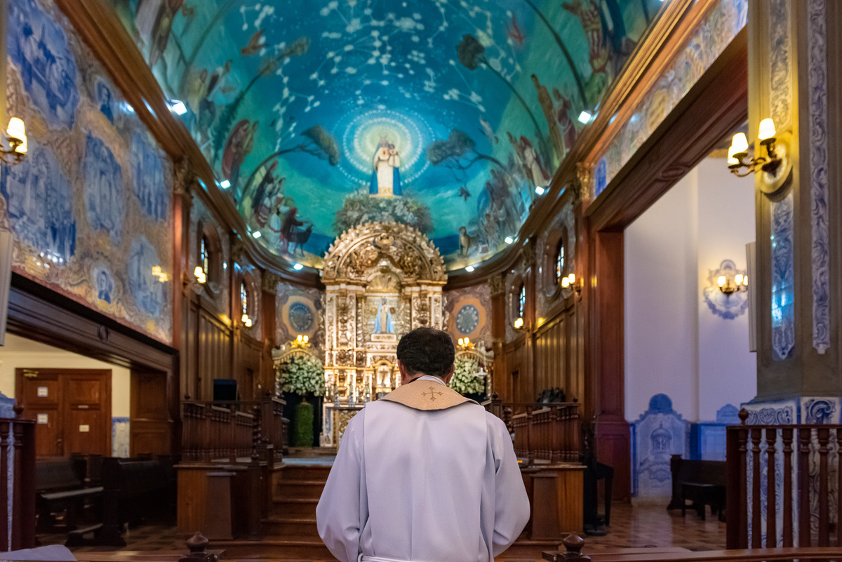 Fotografia de batizado na Igreja Nossa Senhora do Brasil. Foto  de batizado Padre de frente para o altar na Igreja Nossa Senhora do Brasil - São Paulo. Foto  de batizado na Igreja Nossa Senhora do Brasil. Batizado igreja nossa senhora do brasil. paróquia 