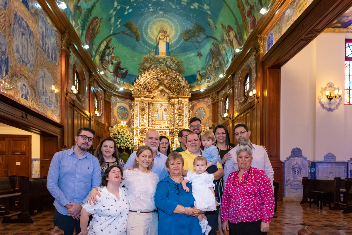 Fotografia de batizado na Igreja Nossa Senhora do Brasil. Foto  de batizado Foto de família no altar da Igreja Nossa Senhora do Brasil - São Paulo. Batizado igreja nossa senhora do brasil. paróquia nossa senhora do brasil.