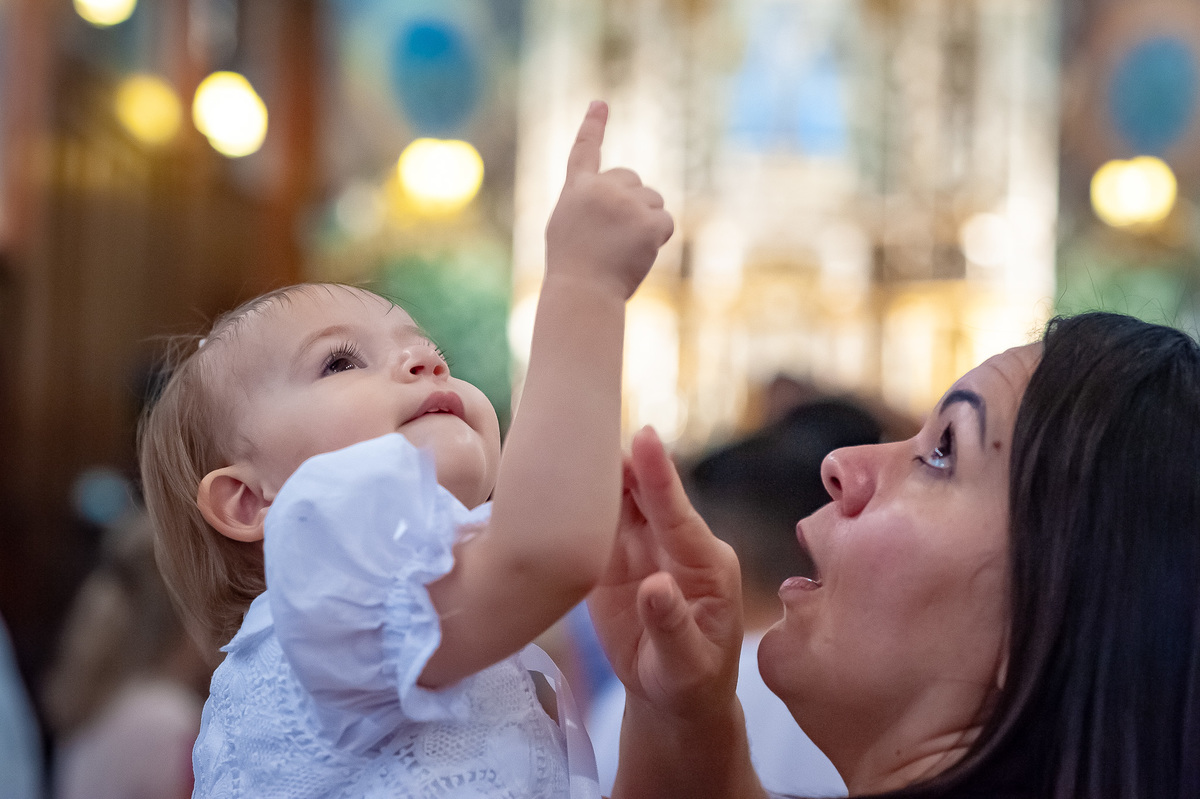 Fotografia de batizado na Igreja Nossa Senhora do Brasil. Foto  de batizado Criança olhando para o teto na Igreja Nossa Senhora do Brasil - São Paulo. Batizado igreja nossa senhora do brasil. paróquia nossa senhora do brasil.
