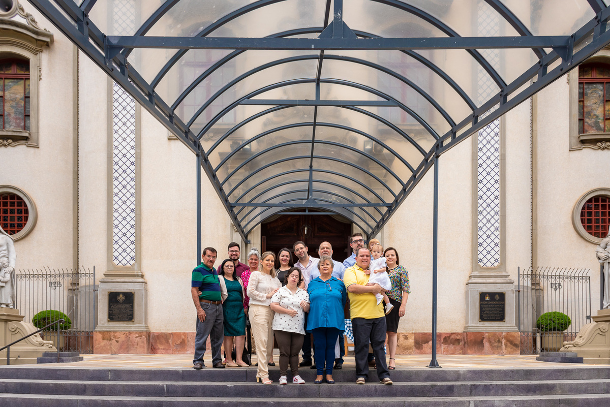 Fotografia de batizado na Igreja Nossa Senhora do Brasil. Foto  de batizado Foto externa da Família na Igreja Nossa Senhora do Brasil - São Paulo . Foto  de batizado na Igreja Nossa Senhora do Brasil. Batizado igreja nossa senhora do brasil