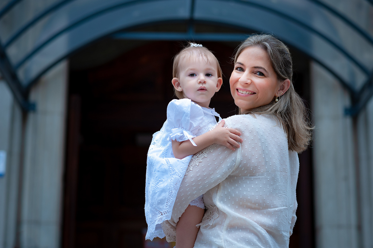 Fotografia de batizado na Igreja Nossa Senhora do Brasil. Foto de batizado Foto externa de mãe e filha no batizado na Igreja Nossa Senhora do Brasil - São Paulo. Foto  de batizado na Igreja Nossa Senhora do Brasil