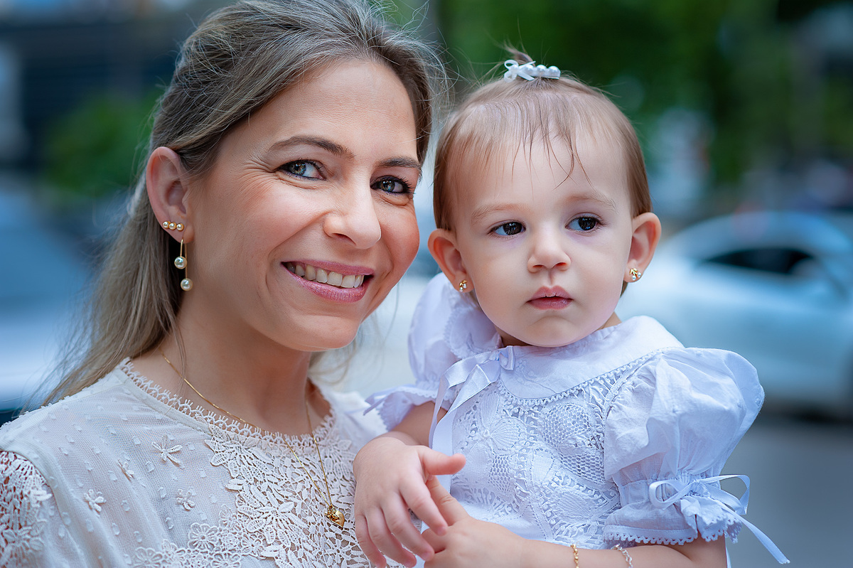 Fotografia de batizado na Igreja Nossa Senhora do Brasil. Foto de batizado Foto de mãe e filha em batizado na Igreja Nossa Senhora do Brasil - São Paulo . Foto  de batizado na Igreja Nossa Senhora do Brasil